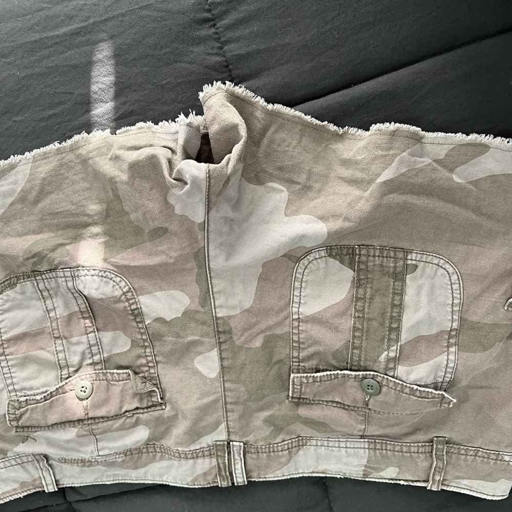 American Eagle Outfitters Camo Cargo Shorts - Olive Green & Tan - Picture 5 of 8